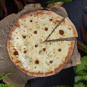 Пицца Четыре сыра с инжирным кремом