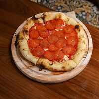 Мини-пицца маргарита с колбасками