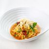 Фото к позиции меню Спагетти из цукини с копченым на щепе тофу и томатным рагу