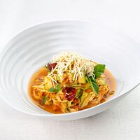 Спагетти из цукини с копченым на щепе тофу и томатным рагу