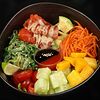 Фото к позиции меню Поке с лососем и манго салат