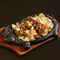 Филе говядины с луком и черным перцем на раскаленной сковороде