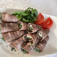 Рулетики из языка со сливочным сыром