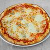 Фото к позиции меню Пицца четыре сыра с томатным соусом