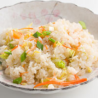 Рис с овощами, зеленым луком и кинзой