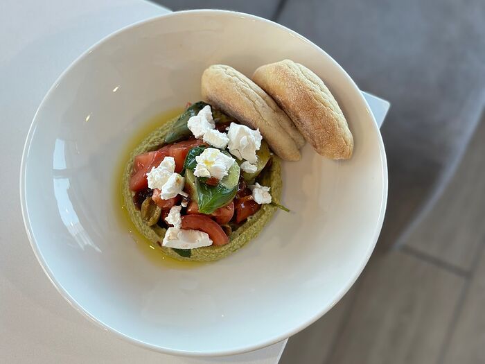 Греческий салат с хумусом