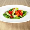 Фото к позиции меню Салат из свежих овощей с листьями салата ромейн