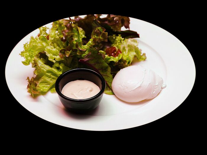 Яйцо пашот с салатным миксом