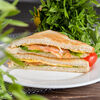 Фото к позиции меню Сэндвич с курицей и соусом из тунца