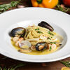 Фото к позиции меню Спагетти с морепродуктами в соусе из белого вина