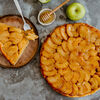 Фото к позиции меню Домашний пирог с яблоком