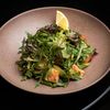 Фото к позиции меню Теплый салат с лососем терияки и авокадо