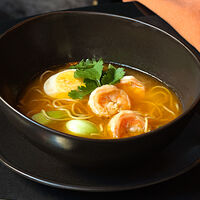 Сингапурский суп с яичной лапшой, креветками, капустой бок чой и яйцом
