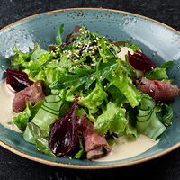 Салат из розовой говядины с зеленым салатом