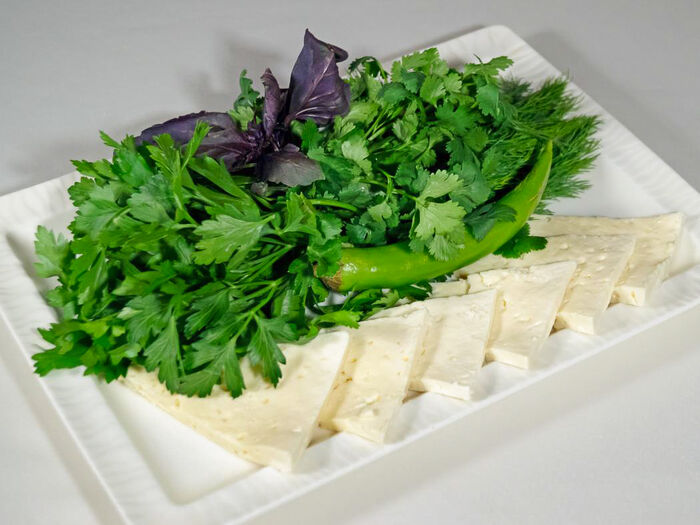 Сыр брынза с зеленью