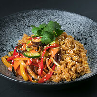 Рис, жаренный по-японски с овощами из вока