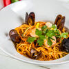 Фото к позиции меню Спагетти с тигровыми креветками и морепродуктами в томатном соусе