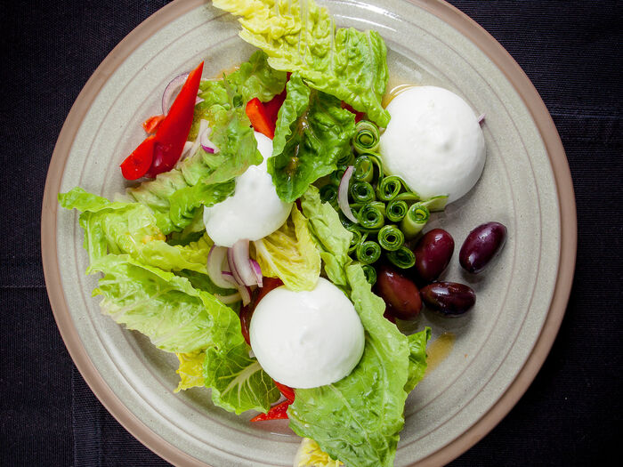 Греческий салат с кремом фета