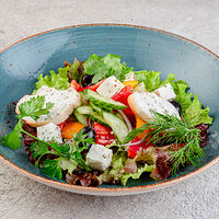 Греческий салат с гигантскими оливками и прованскими травами