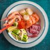 Фото к позиции меню Поке с сашими из тунца, лосося, гребешка, красной креветки