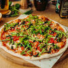 Фото к позиции меню Пицца с моцареллой, помидорами, листьями рукколы