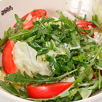 Салат из свежих овощей и зелени со сметаной