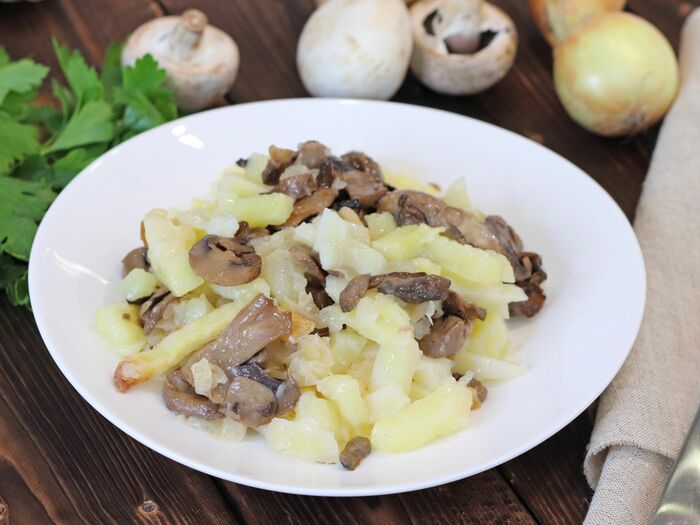Картофель, жаренный с грибами и луком