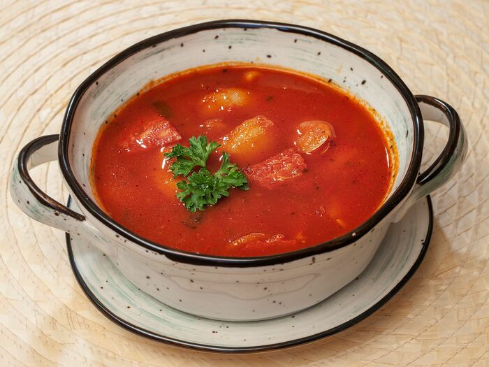 Суп с помидорами и картошкой. Томатный суп с колбасками. Томатный суп с копченостями. Томатный куриный суп.
