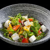 Фото к позиции меню Салат со свежими овощами, таджасскими оливками и сыром фета