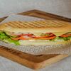 Фото к позиции меню Сэндвич с копчёной куриной грудкой