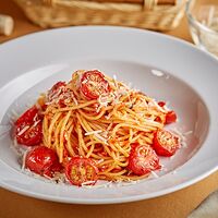 Спагетти с помидорами черри и пикантным томатным соусом