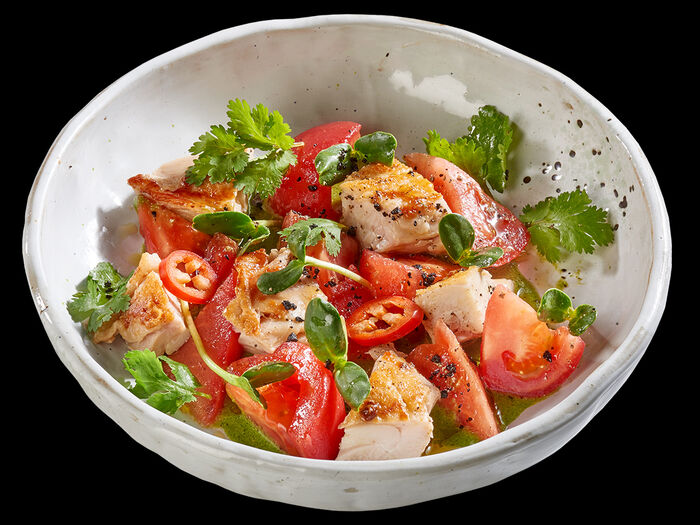 Салат с цыпленком, томатами и соусом из кинзы