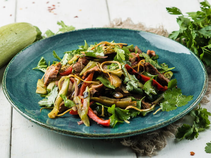 Гриль-салат с овощами и бараниной