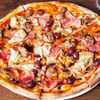 Фото к позиции меню Пицца с куриными колбасками, ветчиной, грибами, артишоками и маслинами