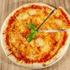Фото к позиции меню Пицца с томатным соусом, моцареллой и свежим базиликом