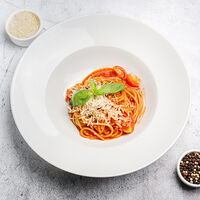 Спагетти со свежими томатами и базиликом