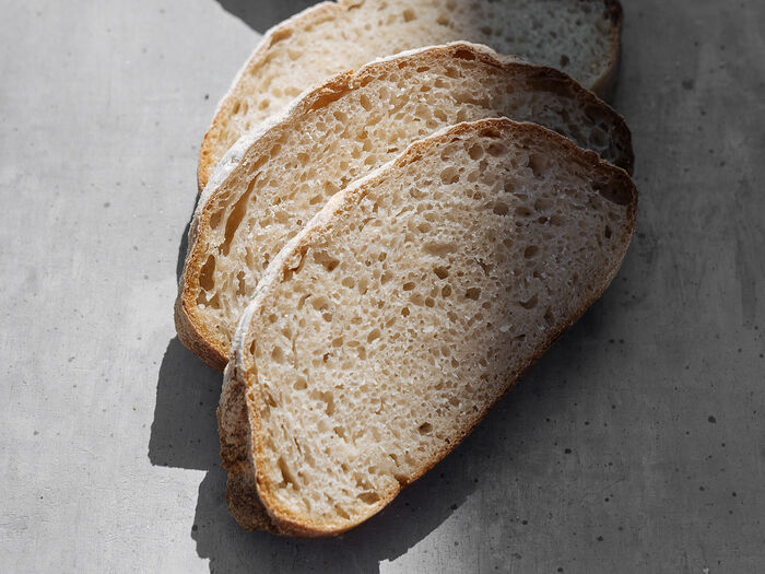 Свежеиспеченный хлеб белый на особой закваске