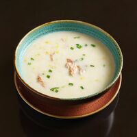 Сладкий сливочный суп с лососем, кукурузой и яйцом