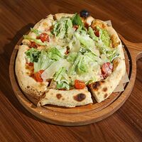 Пицца с цыплёнком, сыром пекорино и листьями салата