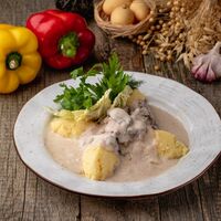 Бефстроганов из говядины с картофельным пюре