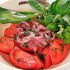 Фото к позиции меню Сладкие томаты с красным луком и базиликом