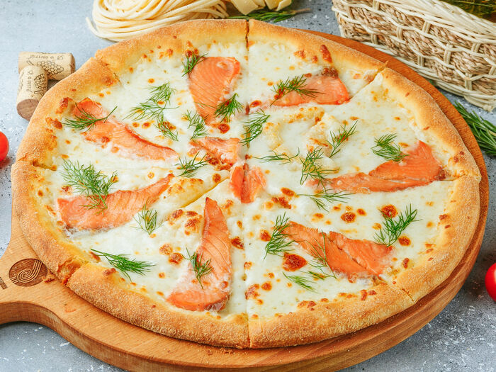 Пицца с лососем и томатами