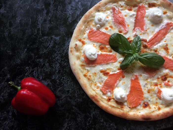 Пицца Бьянка с лососем и творожным сыром