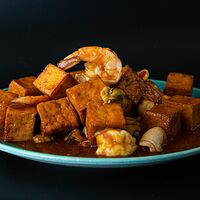 Тофу с морепродуктами в остром соусе