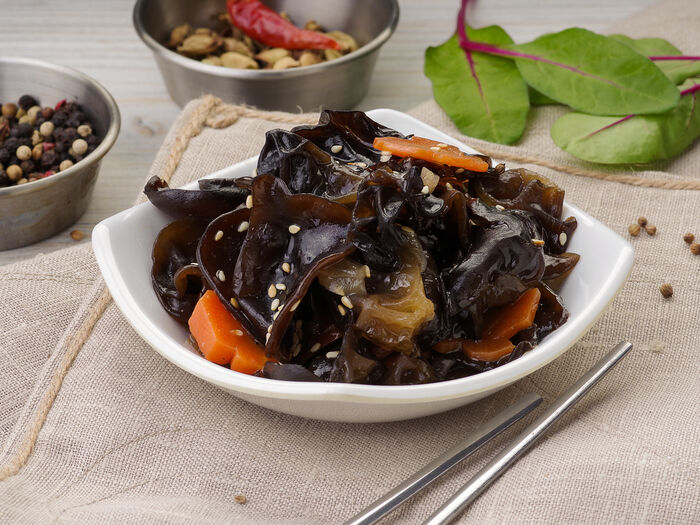 Чай черный с грибами. Древесные грибы корейская кухня. Грибы в корейской кухне. Грибы корейские черные. Черный гриб корейская кухня.