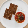 Фото к позиции меню Тартар из говядины с томатным песто и тостами из ржаного хлеба