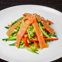 Салат с копчёным лососем и овощами