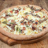 Фото к позиции меню Фирменная пицца il pizzaiolo с картофелем и хрустящим беконом