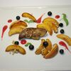 Фото к позиции меню Фуа-гра с карамелизованным персиком и малиновым соусом
