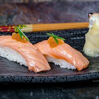 Суши лосось запечённый
